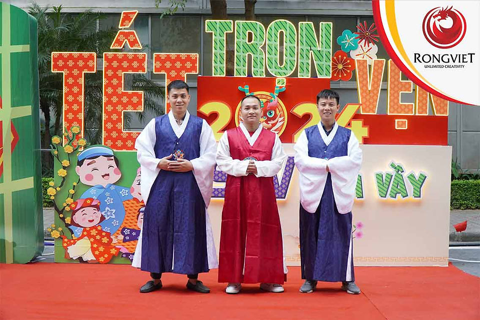 3 nhân viên mặc hanbok chụp ảnh tại booth tết