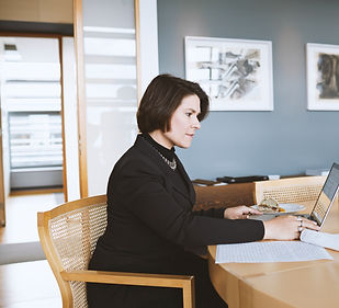 Femme travaillant à la maison