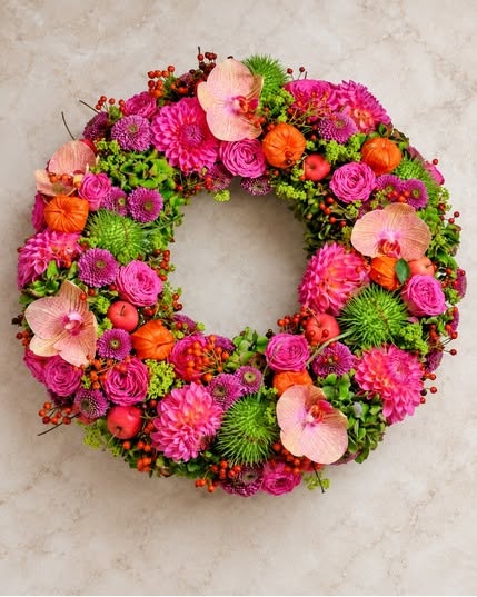 Ronde bloemkrans met roze en oranje bloemen en orchideeën