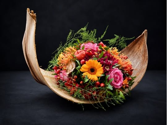Artistiek herfstbloemstuk in natuurlijke schaal