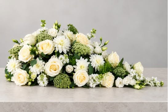 Wit bloemstuk met rozen en witte seizoensbloemen