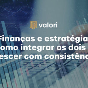 Empresário analisando gráficos financeiros em conjunto com um planejamento estratégico em quadro, simbolizando integração entre finanças e estratégia