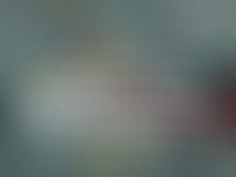 Empresário analisando painel de métricas de marketing no notebook com gráficos de ROI, CAC e crescimento de receita em destaque