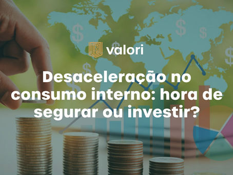 Empresário analisando gráficos de vendas e consumo em queda no notebook enquanto avalia decisões estratégicas para o negócio
