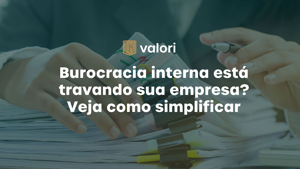 imagem de um empresário em frente a uma pilha de documentos, representando excesso de burocracia
