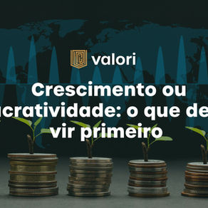 Balança comparando crescimento e lucratividade em uma decisão estratégica empresarial