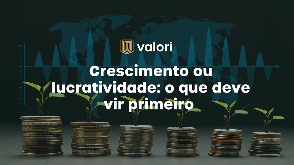 Balança comparando crescimento e lucratividade em uma decisão estratégica empresarial