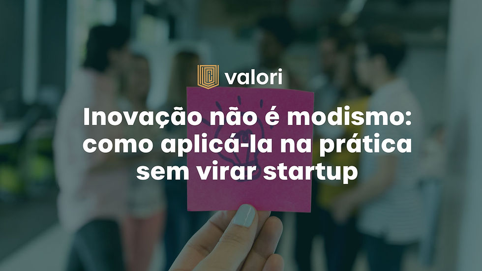 executivo analisa gráficos de desempenho em um escritório moderno, com anotações sobre tendências e tecnologia