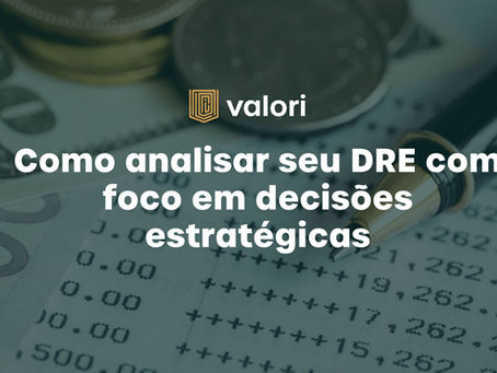 Imagem com planilha DRE em destaque, gráficos de desempenho financeiro e ícones de decisão estratégica ao fundo