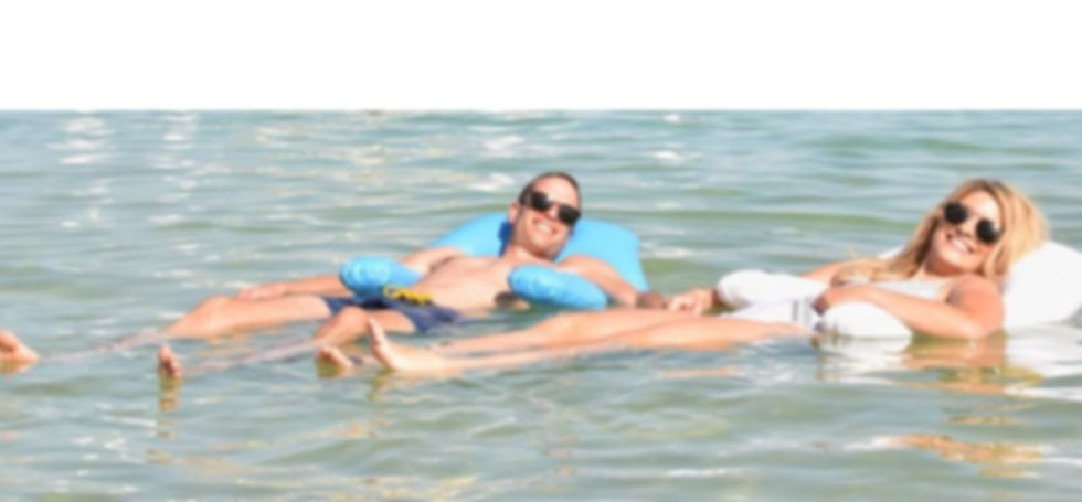  שני אנשים צפים עם הכרית תמונה לאתר