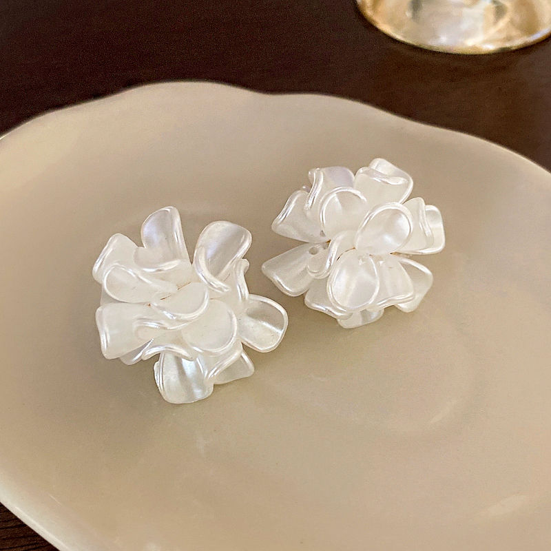 Thumbnail: Élégance Bloom Stud Earrings