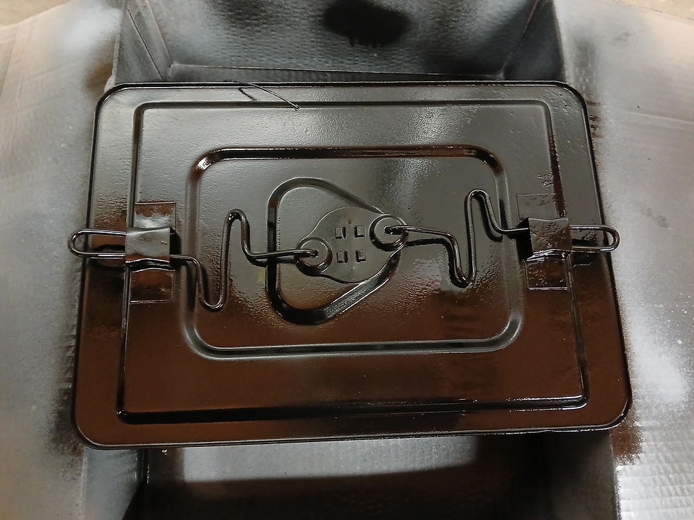 A colour coat was added to the lid and left overnight to cure.