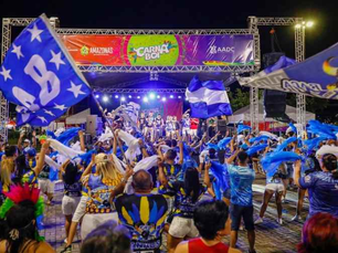 Mais de 30 artistas se revezam no palco do Carnaboi neste fim de semana, no Sambódromo