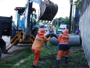 Prefeitura realiza desobstrução de drenagem no Japiim
