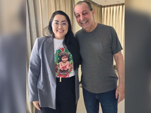 Prefeita de Maués afasta cascas de banana jogadas no seu caminho com intenção de criar arestas com Omar Aziz