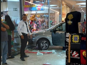 Funcionária de stand liga carro, faz barbeiragem e bate em vidraça de loja no shopping Samaúma