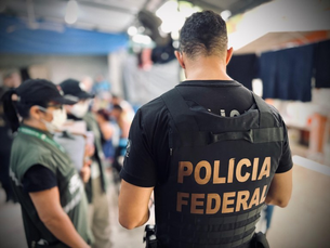PF e Vigilância Sanitária interditam abrigo irregular para onde venezuelanos enganados por golpistas eram encaminhados