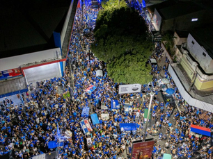Boi de Rua arrasta milhares pelas ruas de Parintins