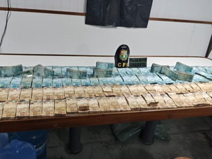 Comerciante é preso com R$ 1 milhão em espécie em mochila, sem ter como comprovar a origem do dinheiro