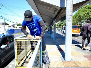 Plataformas de ônibus recebem serviços de revitalização da Prefeitura de Manaus