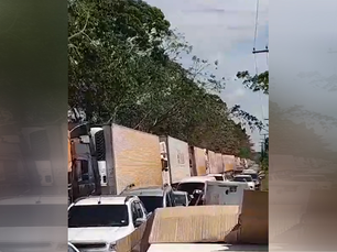 Veículos formam fila quilométrica na BR-319 e afetam até aulas no AM