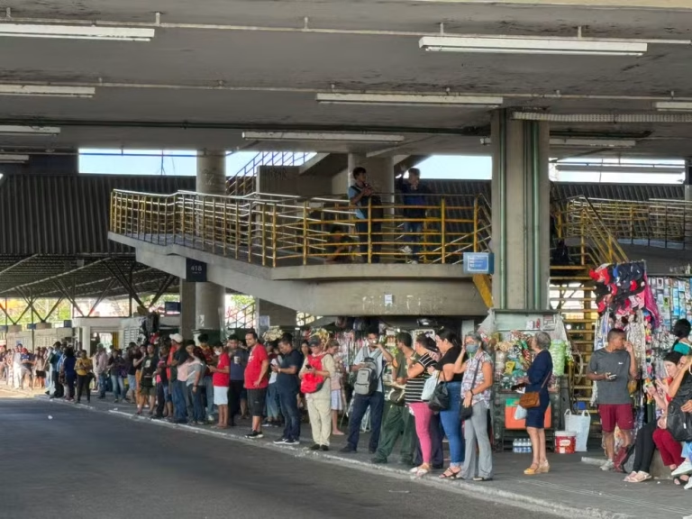 Chega ao fim a greve dos rodoviários em Manaus após acordo para pagamento dos salários hoje