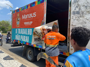 Placas de anúncios de imóveis e de supermercado são retiradas de logradouros no ‘Limpa Manaus’