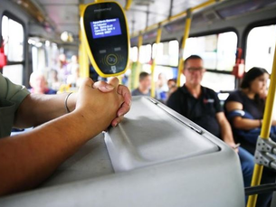 Juíza considera que Sinetram não fez campanhas de conscientização para excluir o pagamento em dinheiro da passagem e cancela proibição