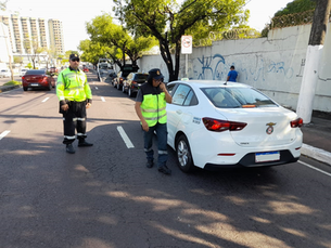 Prefeitura fiscaliza transporte executivo e táxi para oferecer segurança e eficiência aos passageiro