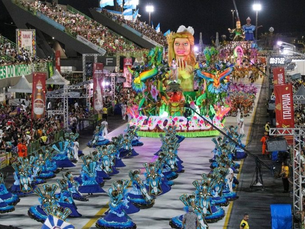 Escolas de samba tentam recuperar público e fazem o espetáculo, mas preço, qualidade dos produtos vendidos no Sambódromo e flanelinhas acabam afugentando torcidas