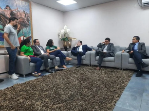 Em estado de greve, professores recebem promessa de ajuda dos deputados governistas