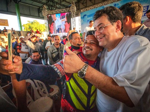 Eduardo beneficia mototaxistas de Manacapuru e confere obras em Novo Airão