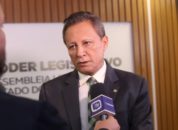 Assembleia tem 30 dias para eleger seu novo presidente e disputa é aberta, com Adjuto se colocando como candidato