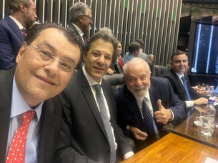 Após aprovação da reforma tributária, preservando Zona Franca, Eduardo Braga se reposiciona no cenário nacional e ganha prestígio no Governo Lula