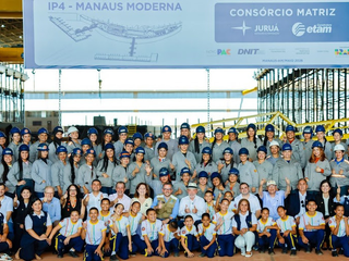 Primeira barcaça para transporte de minério é lançada ao rio, no Amazonas; total de investimentos no setor será de R$ 1,2 bilhão, gerando 2,6 mil empregos nos estaleiros