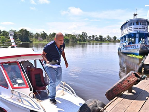 A face pouco notada do trabalho de quem fiscaliza as contas públicas: de rabeta ou usando moderna tecnologia, eles alcançam todos os municípios do Amazonas