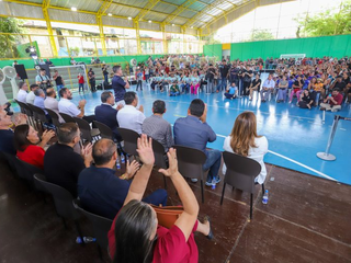 Prefeito anuncia pagamento de abono do Fundeb, data-base e progressões para servidores da Educação. Veja valores