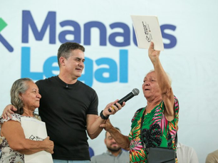 David se emociona ao entregar registros de imóveis que seus avós e pais esperaram por décadas no Morro da Liberdade, aonde ele nasceu e se criou