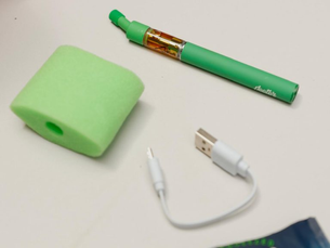 Maconha líquida, que é vendida no formato de cigarro eletrônico, é apreendida em Manaus