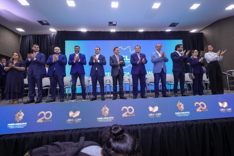 Abertura de Fórum de Casas Legislativas reúne adversários, que até trocam gentilezas na ALEAM