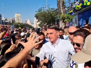 Bolsonaro vai às ruas verificar preço da gasolina nos postos