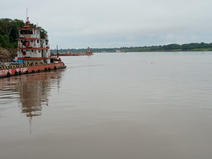 Mau sinal: rio seca demais na fronteira com o Peru e balsas que seriam carregadas com óleo ficam paradas