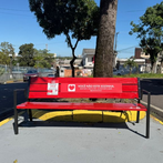 Polícia Federal instala banco vermelho em frente à sua sede em Manaus para alertar sobre a violência de gênero