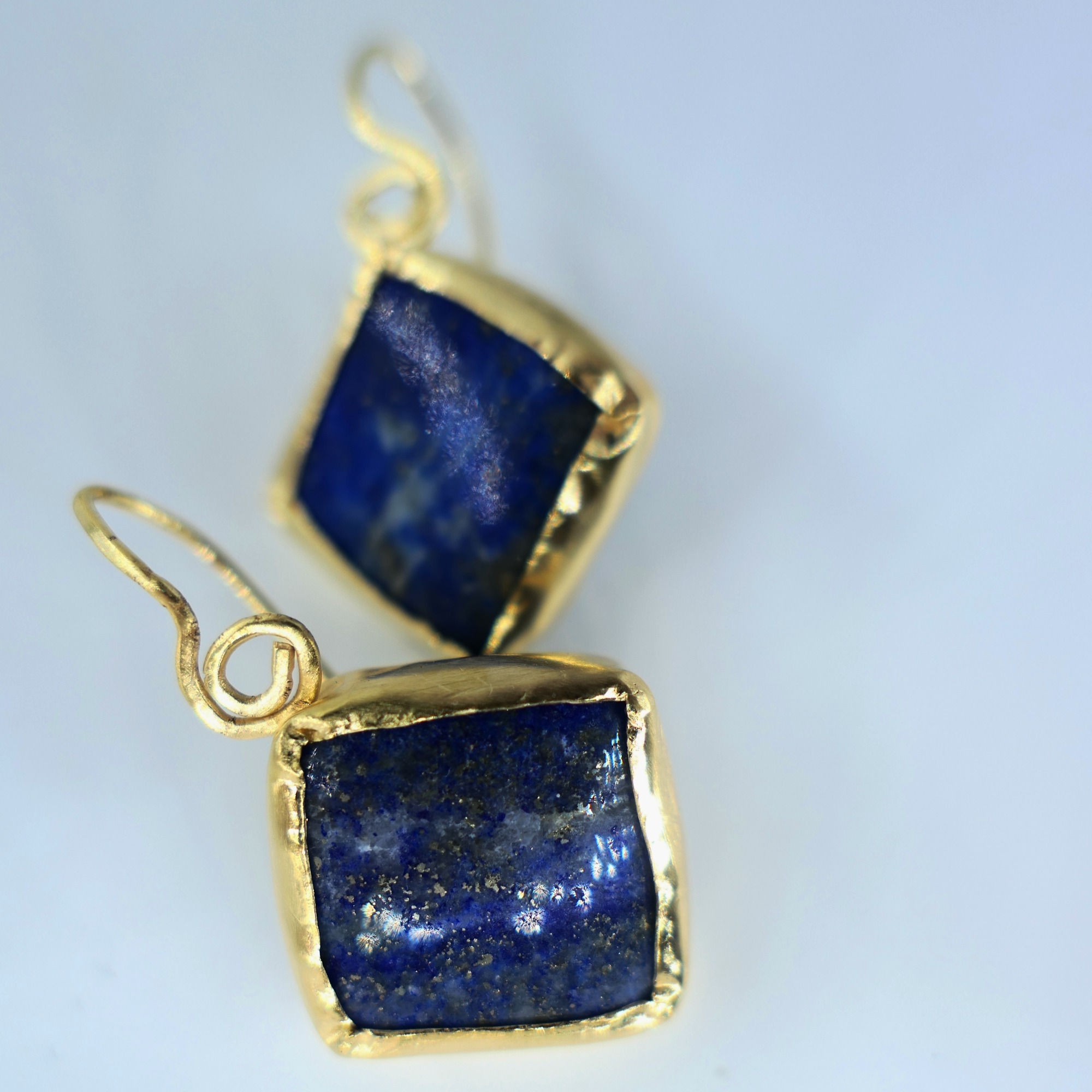 עגילי אבן כחולה לאפיס לאזולי