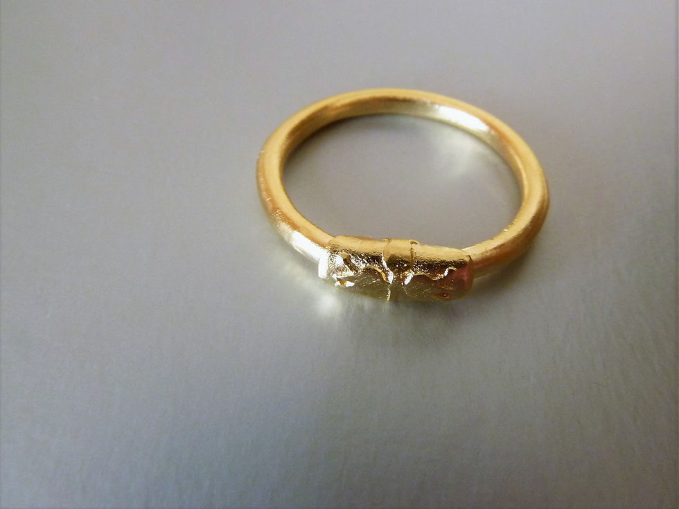 Thumbnail: טבעת באנד זהב עם חריטה שלישיית רימונים