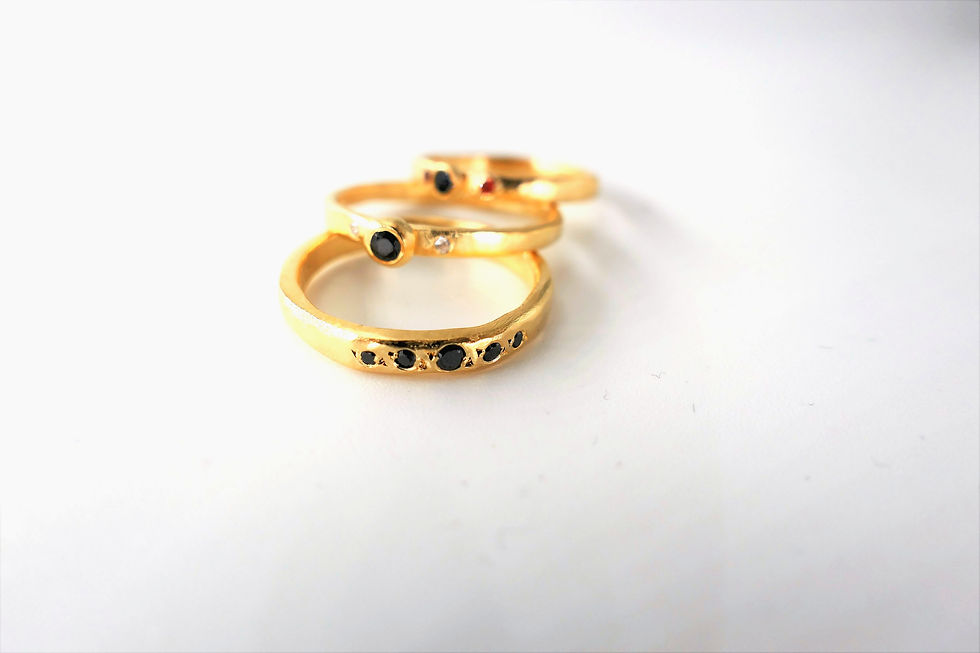 טבעת באנד גולדפילד 5 זירקונים שחורים