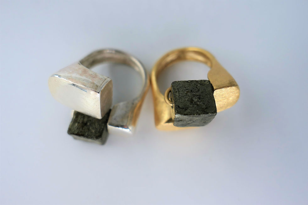 Thumbnail: טבעת גדולה עם קובית פיריט בוהו שיק