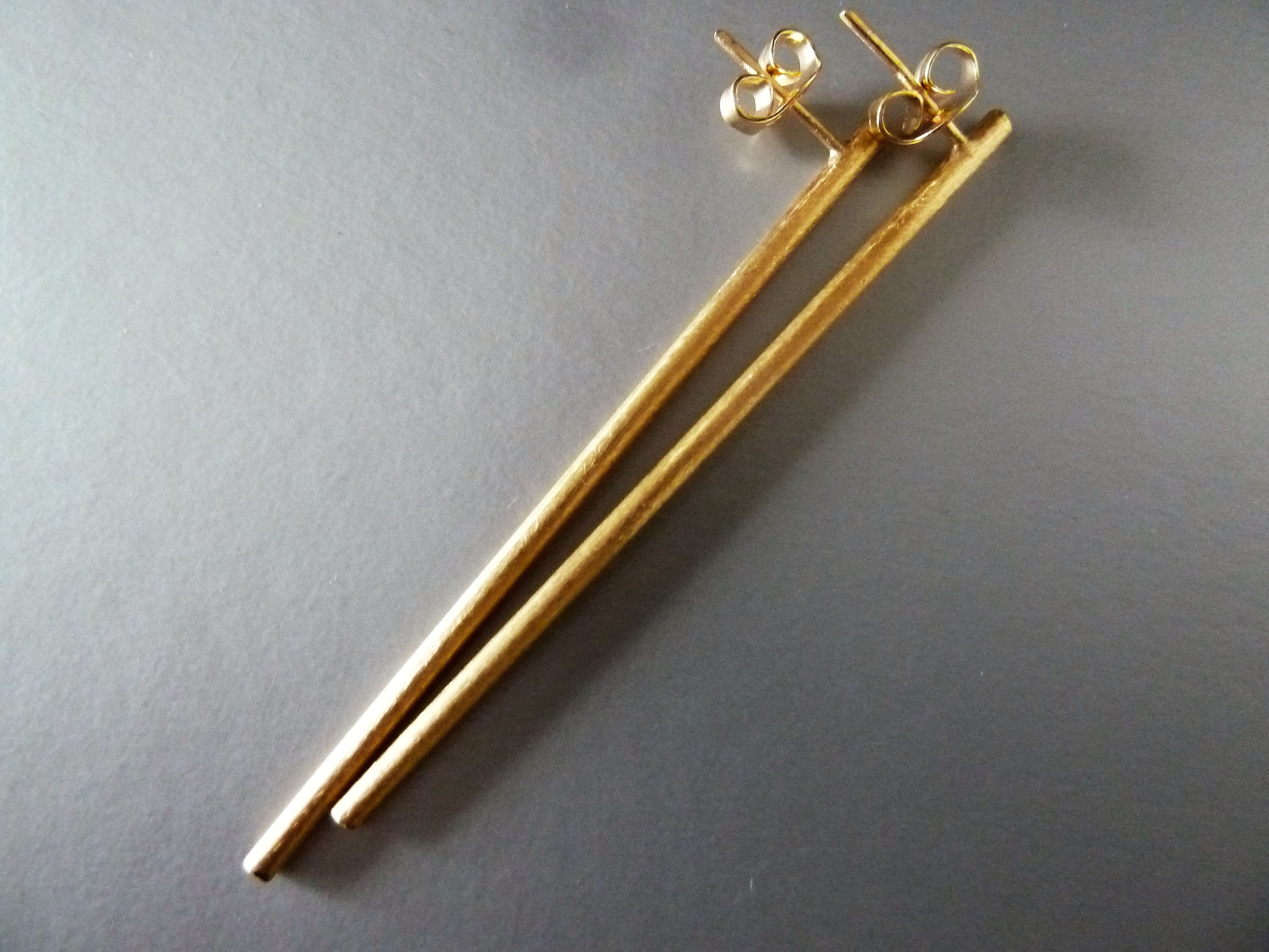 עגילי מוט ארוכים צמודים עיצוב מינימליסטי