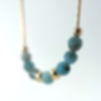 שרשרת זהב עם אבני חן כחלחלות