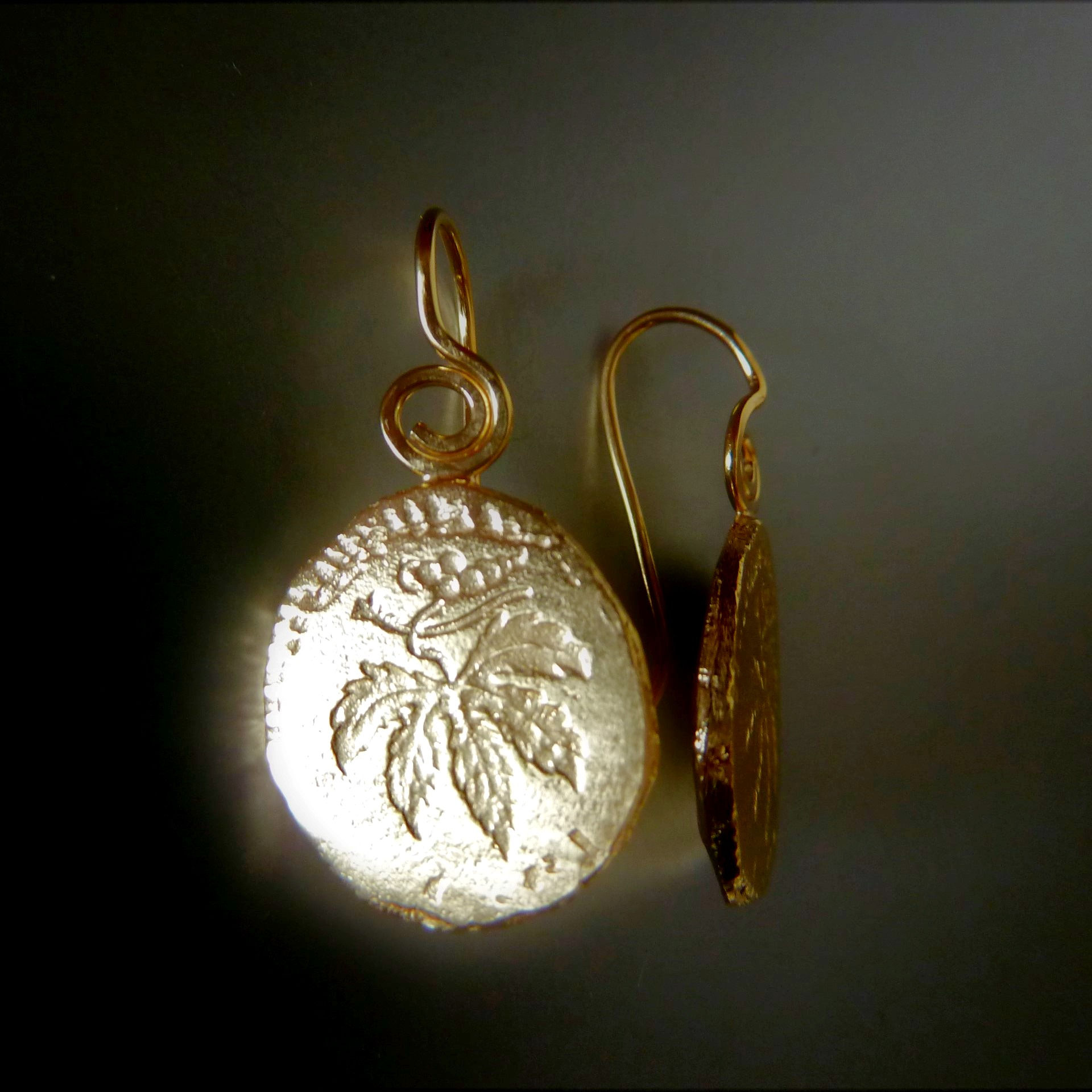 עגילי עלה גפן תלויים בצפוי זהב ללא ניקל